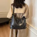Minimalistische graue Schleifen-Tragetasche in Lederoptik für den täglichen Pendelverkehr - Schwarz / 【produktmerkmale】diese Geräumige Dunkelgraue Schultertasche Im Retro-stil Ist Aus Gewaschenem Leder Mit Strukturierter Oberfläche Gefertigt. Die Auffällige Schleife Auf Der Vorderseite Verleiht Ihr Einen Stilvollen Touch. Die Tasche Im Hobo-stil Mit Metallverschluss Eignet Sich Perfekt Für Den Alltag Und Den Weg Zur Arbeit. 【bildpräsentation】das Bild Zeigt Ein Model In Einem Beigefarbenen Trenchcoat Der Harmonisch Mit Dem Warmen Hintergrund Und Dem Holzboden Harmoniert. Die Hohe Bildschärfe Und Die Sanfte Beleuchtung Bringen Die Feine Lederstruktur Optimal Zur Geltung. Mit Einer Gesamtbewertung Von 85 Wirkt Das Bild Stimmig Und Ansprechend. 【textinhalt】das Bild Enthält Keine Überlagerten Texte Markenlogos Oder Wasserzeichen. 【logistikhinweise】keine. 【risiko Von Markenrechtsverletzungen】das Produkt Selbst Weist Keine Offensichtlichen Markenmerkmale Auf Und Das Design Entspricht Einem Gängigen Beliebten Stil Wodurch Die Wahrscheinlichkeit Einer Markenrechtsverletzung Gering Ist (01 %). Der Hintergrund Enthält Keine Markenelemente Daher Wird Das Risiko Als „kein Risiko“ Eingestuft. 【produktparameter】die Tasche Wirkt Groß Und Bietet Viel Stauraum.