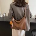Braune Leder-Tote-Tasche im Hobo-Stil mit Bärenanhänger für den täglichen Pendelverkehr - 35*12*25 / Kaffeebraun