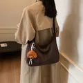 Dunkelbraune große Hobo-Tasche mit süßem Plüschpudel-Anhänger und Webseil-Detail - 35*12*25 / Tiefes Kaffee Mit Anhänger