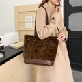 Μεγάλη τσάντα shopper με λεοπάρ σχέδιο από συνθετική γούνα και δερμάτινα χερούλια - 37*16*30 / Λεοπάρ Καφέ