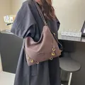 Borsa tote marrone a pieghe con fibbie in metallo dorato e tracolla regolabile moderna - 30x10x25 / Marrone