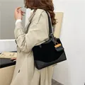 Elegante borsa a secchiello nera da donna con grande capacità e tracolla regolabile - Nero