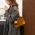 Secchiello patchwork in pelle scamosciata marrone con mini ciondolo per look minimalista - Marrone
