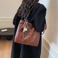 Bolso tote de cuero PU marrón con cadena plateada y colgante de béisbol mujer - Con colgante / Marrón Caramelo