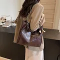 Bolso tote de cuero marrón oscuro con costuras blancas y correa de cadena plata - Estándar / Arena