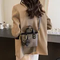 Dunkelgraue Beuteltasche mit schwarzem Lederbesatz und Hund-Anhänger am Model - 19*9*16 / Schwarzgrün mit Anhänger
