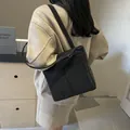 Borsa tote trapuntata nera leggera con grandi cuciture quadrate e tracolla larga - Nero