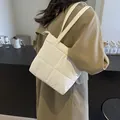 Borsa a tracolla trapuntata bianca minimalista con cuciture quadrate da donna - Bianco