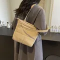 Borsa a spalla trapuntata beige minimalista con trama morbida e tracolla leggera - Cachi