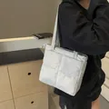 Borsa a tracolla trapuntata argento da donna con imbottitura leggera e cuciture quadrate - Grigio chiaro