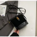 Sac seau noir minimaliste en daim et cuir avec fermoir rotatif doré élégant - Noir