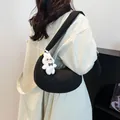 Sac croissant matelassé noir avec pendentif lapin blanc et bandoulière large - Taille unique / Noir (Avec Pendentif Lapin)
