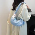Sac bandoulière croissant bleu clair rembourré avec un porte-clé lapin peluche - Taille unique / Bleu (Avec Pendentif Lapin)