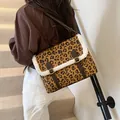 Schoudertas met luipaardprint, witte imitatielamswol bies en bruine leren riempjes - Luipaard Bruin