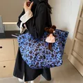Borsa tote leopardata celeste con portachiavi a forma di topo peluche marrone - Con Ciondolo / Blu