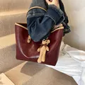 Μεγάλη ρετρό μπορντό δερμάτινη τσάντα tote με υφή πλέγματος και αρκουδάκι πάνω σε μοντέλο - Χωρίς μενταγιόν / Κόκκινο