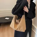 Bolso tote grande de ante camel con correas de cuero marrón para mujer, estilo moderno - 24*13*30 / Caqui