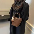 Dunkelbraune Wildleder-Eimertasche für Damen mit süßem Bär-Anhänger und Schultergurt - 24cmx14cmx29cm / Kaffeebraun