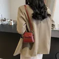 Mini Umhängetasche in tiefem Dunkelrot aus glänzendem Kunstleder für Damen - 11*6*11 / Burgunderrot