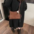 Retro braune Beuteltasche aus Leder mit Baseball-Anhängern und gewebtem Trageriemen - Standard / Braun