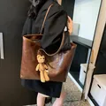 Μεγάλη καφέ τσάντα tote με υφή patchwork και χαριτωμένο μενταγιόν αρκουδάκι - Χωρίς μενταγιόν / Καφέ