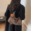 Modische Hobo-Tasche mit Leopardenmuster, Plüsch-Hundeanhänger und schwarzem Riemen - Kaffeebraun