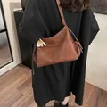 Dunkelbraune Retro-Leder-Eimertasche mit handgefertigten Knoten und Nahtdetails - Mit Baseball Anhänger / Braun