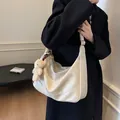 Elegante bolso de hombro de media luna beige con amuleto de peluche y detalle de seda - 33*11*25 / Blanco Roto
