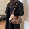 Bolso hobo de cuero retro marrón oscuro con un oso de peluche y detalle de cuerda trenzada - 33*11*25 / café