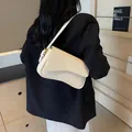 Elegante borsa beige a tracolla con trama a grana litchi e design a onde - Bianco Sporco
