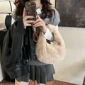 Stijlvolle beige handtas van imitatiebont met casual herfstoutfit in een gezellige kamer - 28cmx10cmx17cm / Khaki