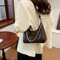 Borsa hobo marrone scuro in pelle con catena d'argento e dettaglio logo chic - 25*8*21 / Marrone