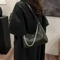 Borsa hobo verde scuro effetto craquelé con tracolla a catena argentata - 25*8*21 / Verde Scuro