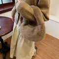 Minimalistische handtas van zacht taupe pluche voor herfst en winter outfits - 28cmx10cmx17cm / Bruin