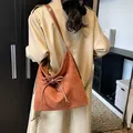 Hobo-Tragetasche aus Wildleder in Caramel-Braun mit Schleife und weißer Ziernaht - 32*12*32 / Braun