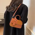 Bolso bandolera de piel en contraste con asa redonda y detalles de ante suave - Marrón Grande