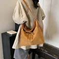 Braune Shopper-Tasche aus mattem Wildleder mit Schleifendetail und verstellbarem Riemen - 32*12*32 / Braun