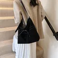 Vintage Tragetasche für Damen in Schwarz mit weißen Kontrastnähten und Schleifendetail - 32*12*32 / Schwarz