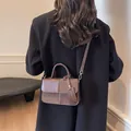 Bolso bandolera marrón de diseño patchwork con texturas mixtas y asa de mano fija - Café grande
