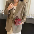 Mini bolso cuadrado burdeos con diseño bicolor, asa superior y correa de cadena metálica - Rojo Pequeño