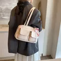 Grande borsa tote bianco crema con doppie tasche e ciondolo a fiocco sulla modella - 30*8.5*18 / Bianco
