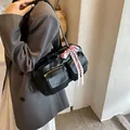 Elegante borsa tote in pelle PU nera con nastro a quadretti indossata dalla modella - 30*8.5*18 / Nero