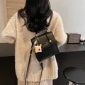 Mini mochila de cuero negro con bordado de teckel y correas ajustables para llevar cruzada - Negro