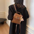 Bolso bandolera de cuero marrón oscuro con bordado de teckel y colgante de oso blanco - Marrón