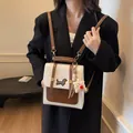 Mochila retro en blanco y marrón con bordado de teckel y colgante de peluche suave - Blanco Roto