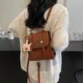 Mochila de cuero marrón con bordado de perro salchicha y colgante de peluche suave - café