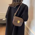 Borsa a tracolla retrò marrone scuro con patta in pelle scamosciata e fibbia oro - Grande / Marrone