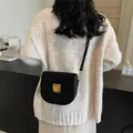 Borsa a sella classica in pelle nera con fibbia dorata e tracolla regolabile - Grande / Nero