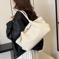 Grand sac cabas en toile beige avec boucle en métal et bandoulière sur mannequin - Blanc Cassé