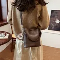 Dunkelbraune gewebte Eimertasche mit Lederband und niedlichem Alpaka-Anhänger-Charm - Braun